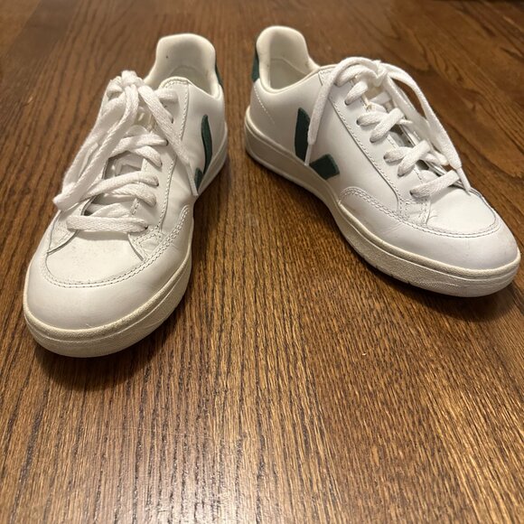 Veja V-12 Sneaker in Extra-White & Cyprus - Picture 6 of 8